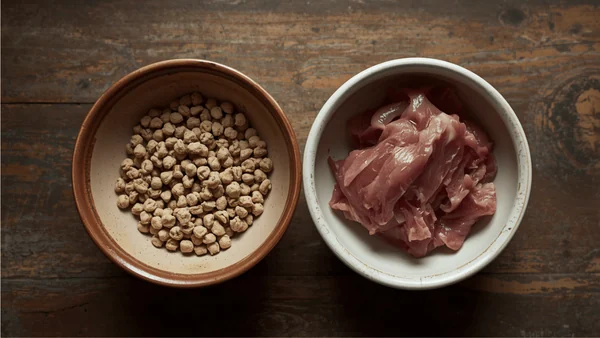 Passer des croquettes au cru sans troubles digestifs